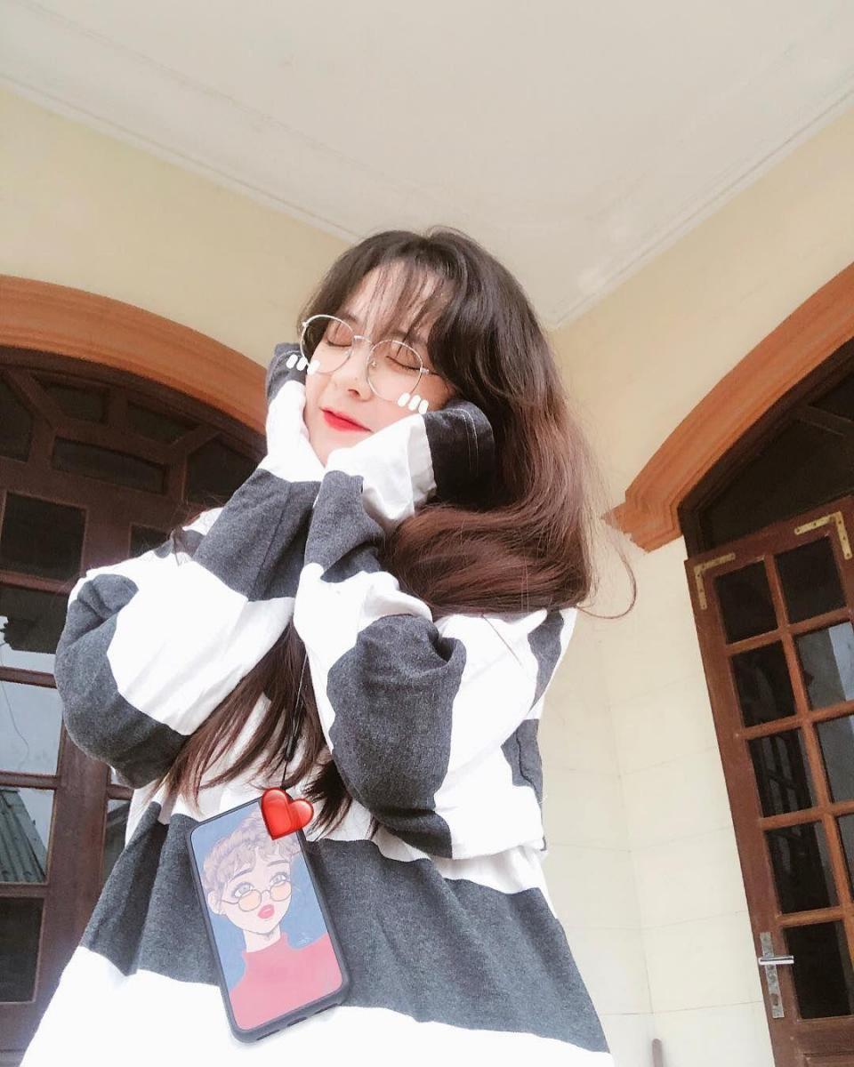 Em gái xinh đeo kính tay áo thời trang