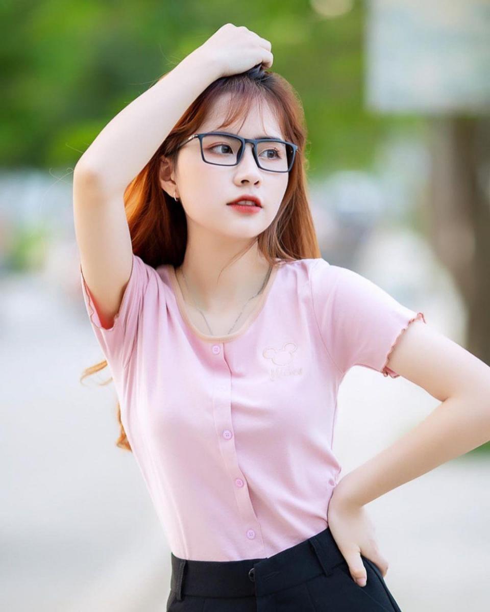 Ảnh gái xinh mặc áo lót và áo yếm đẹp