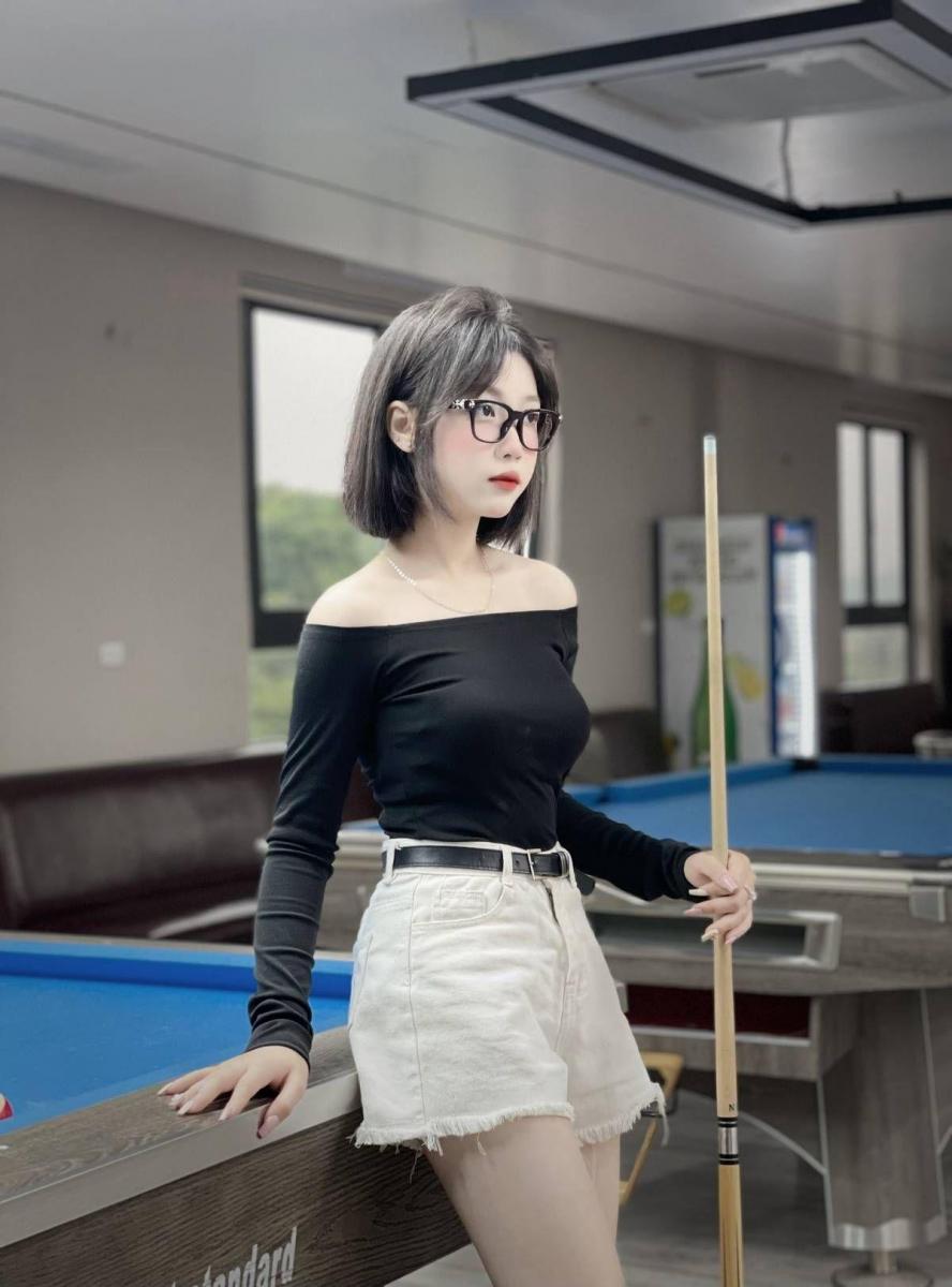 Ảnh gái xinh đeo kính tay áo vải sắc đẹp Tik Tok