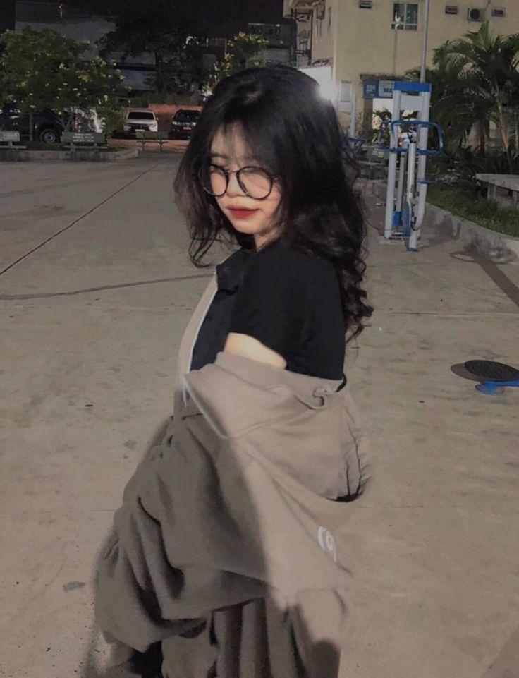 Gái xinh hở bạo đeo kính thời trang