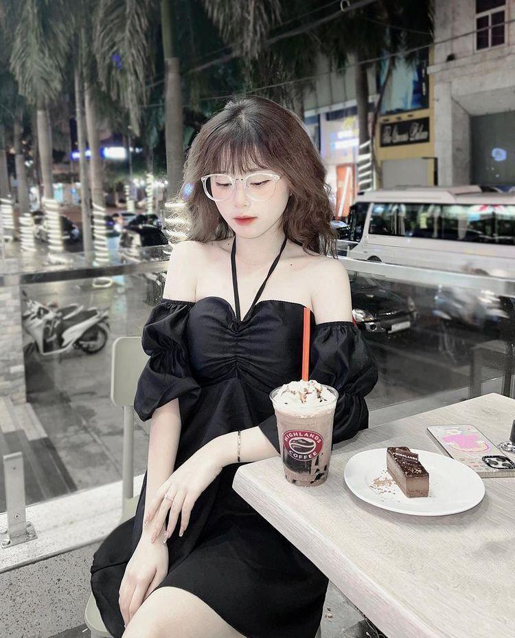 Gái Xinh Quyến Rũ Đeo Kính Thời Trang Người Mẫu Tóc Dài