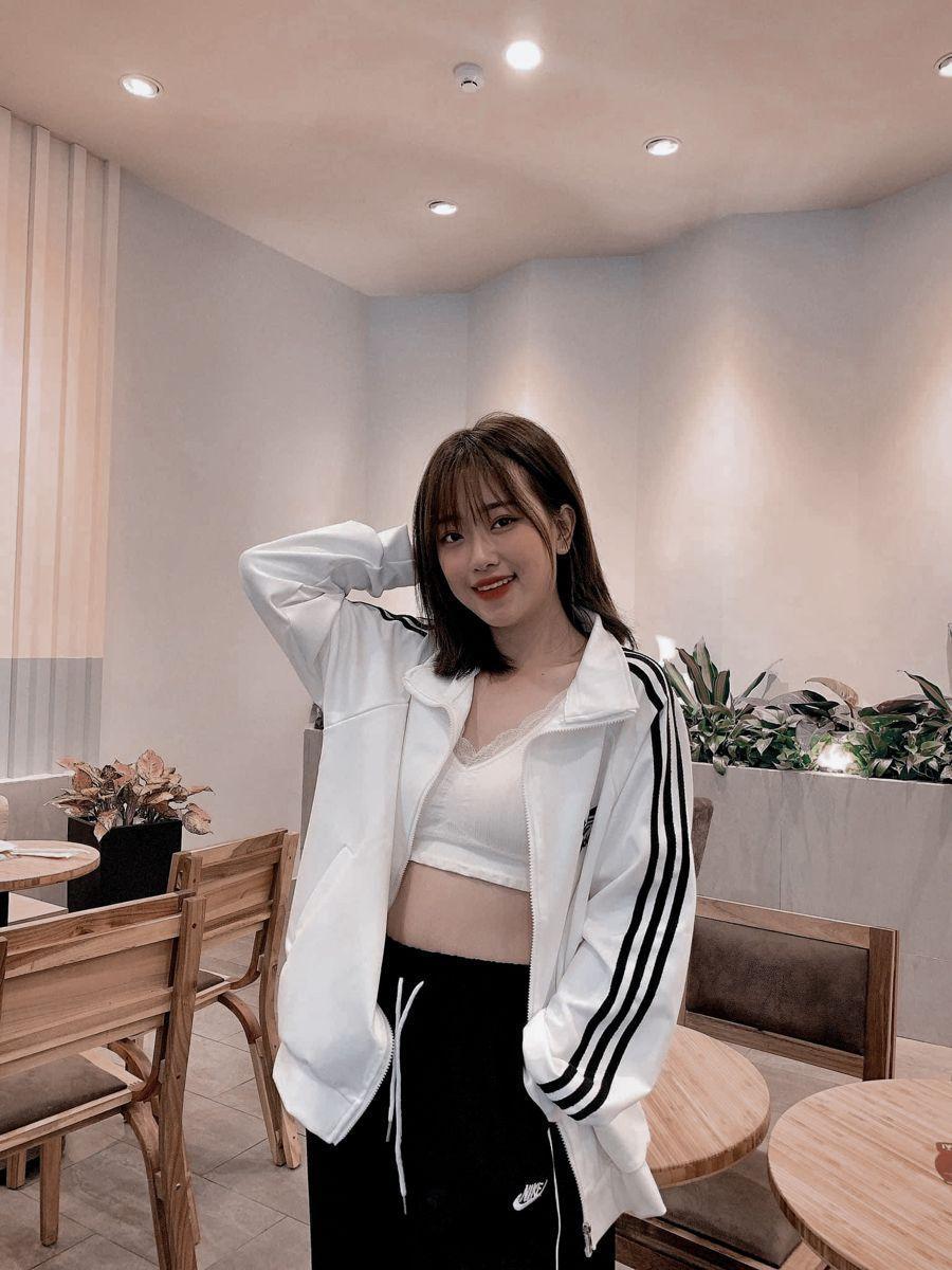 Gái xinh tóc dài đeo kính ngầu trong áo dài trắng