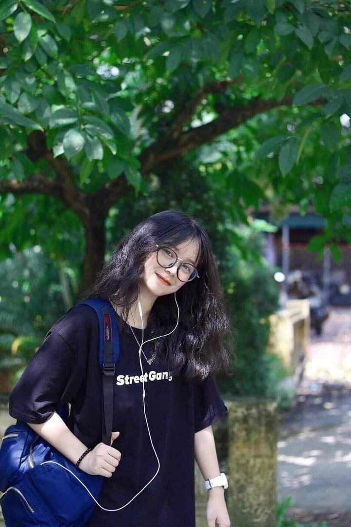 Gái xinh cute đeo kính, tóc ngắn sexy trong váy trắng