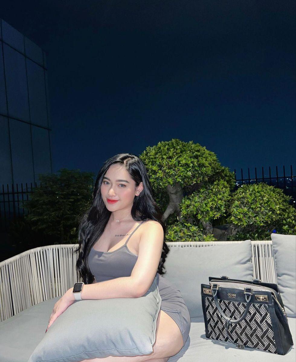 Ảnh gái xinh đeo kính thời trang tóc đen đẹp