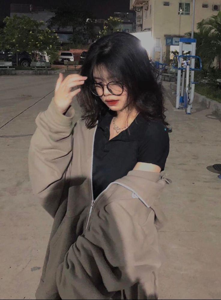 Gái xinh hở bạo trong bộ kính thời trang xám