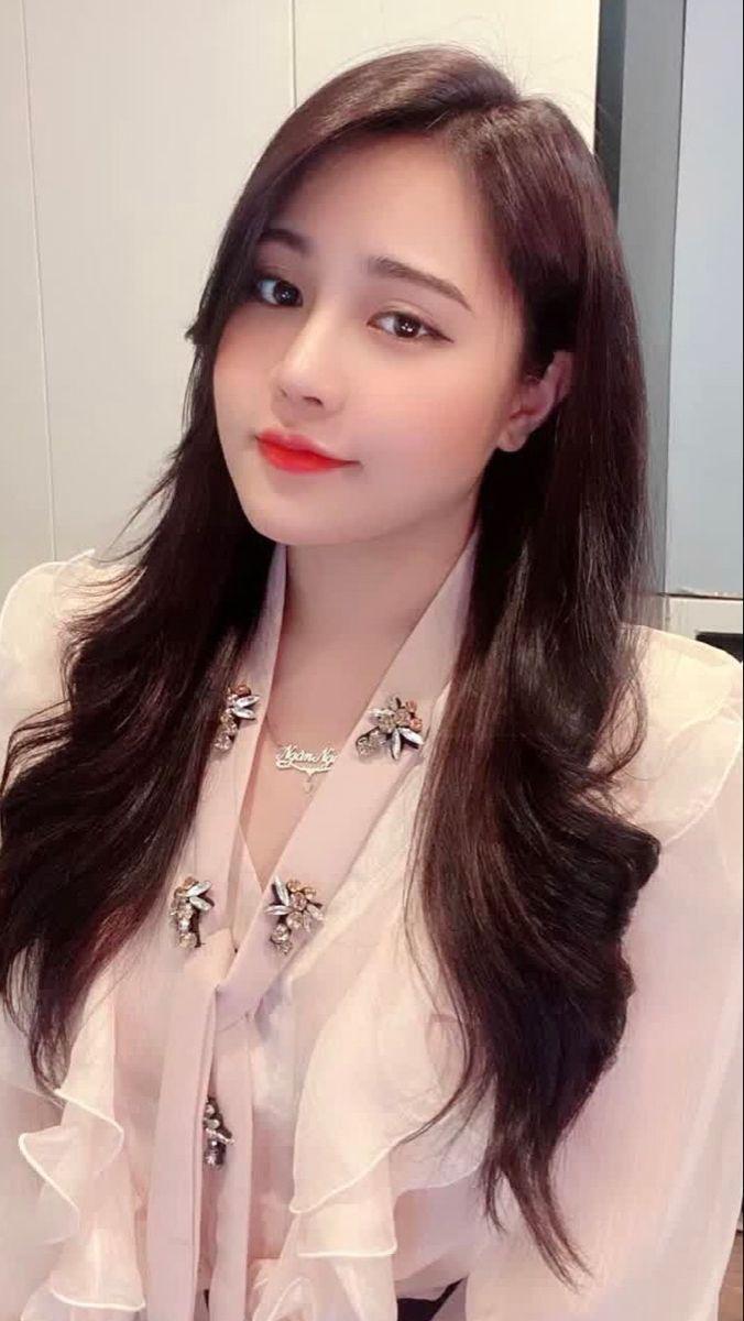 Gái xinh click đeo kính tóc cam lộng mày