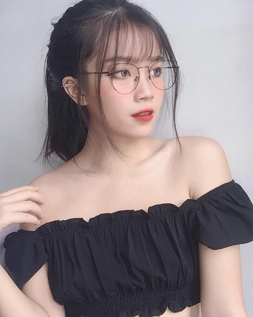 Ảnh cô gái xinh đẹp đeo kính tóc đen