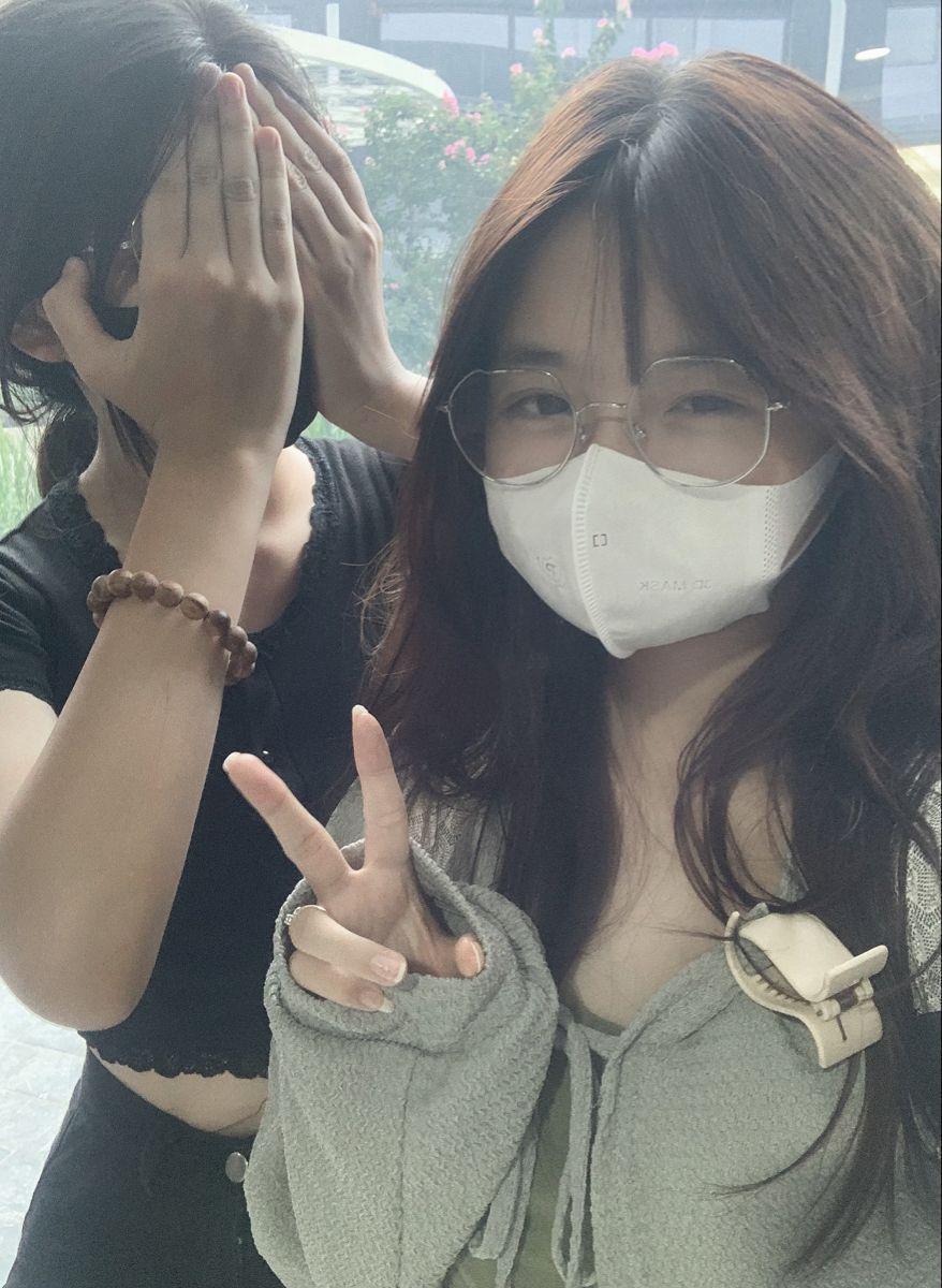 Gái xinh chân dài đeo kính tóc đen, tóc dài đẹp