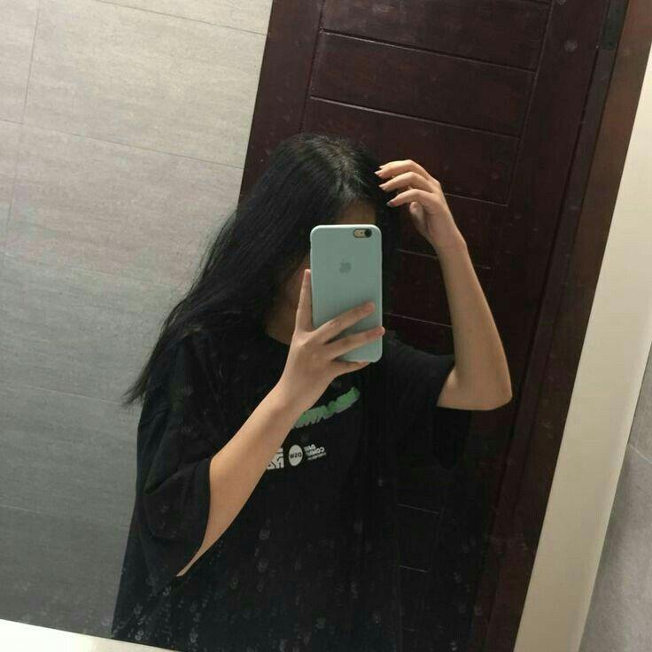 Gái xinh Mỹ đeo kính tóc đen chụp điện thoại di động