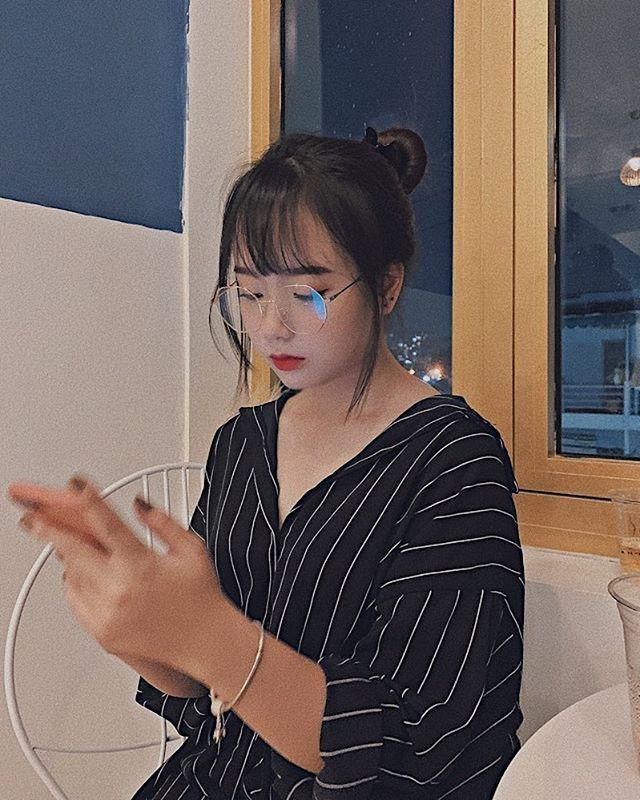 Gái xinh tóc dài đeo kính đẹp