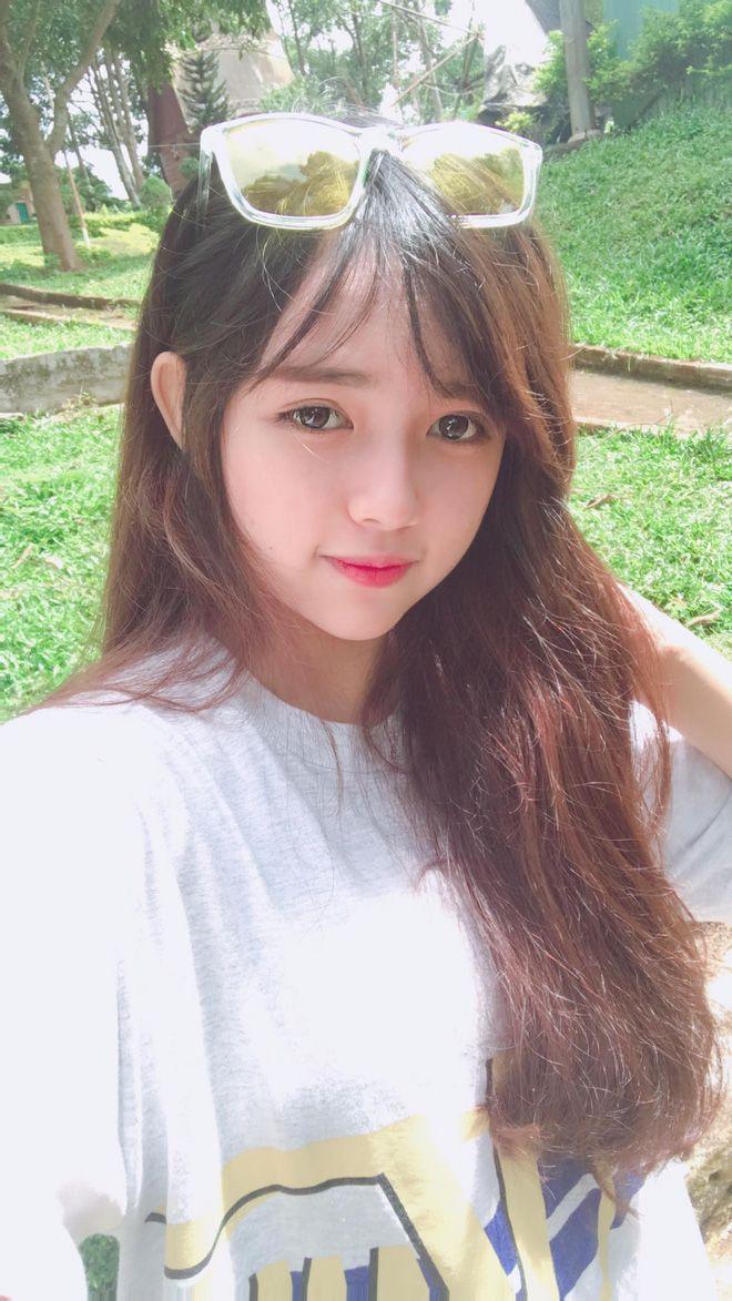 Hình ảnh cô gái xinh đẹp đeo kính tóc mới khuôn mặt cơ bản Gia Lai