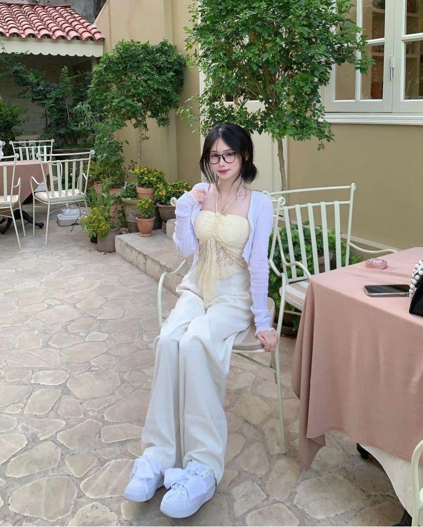 Gái xinh đeo kính trắng thời trang thật