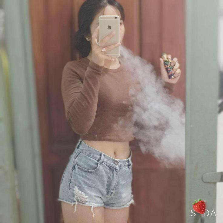 Ảnh gái xinh mặc áo croptop và quần jean
