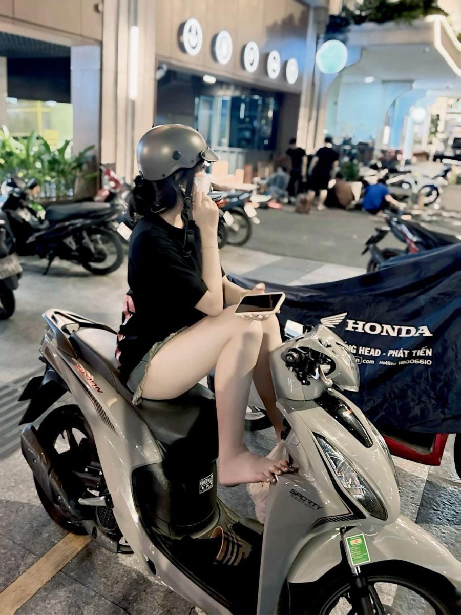 Hình ảnh cô gái xinh đẹp trong lớp 10