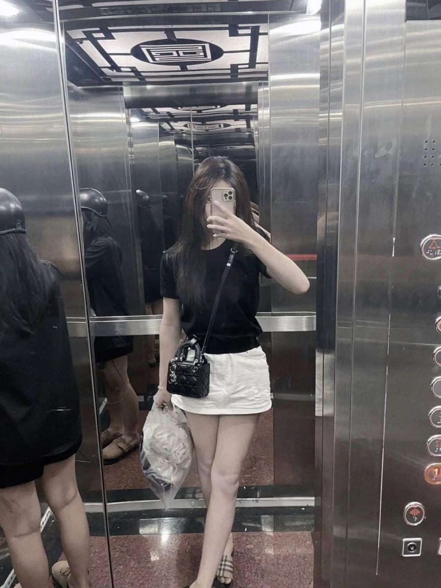 Gái xinh đẹp tiktok trong thang máy