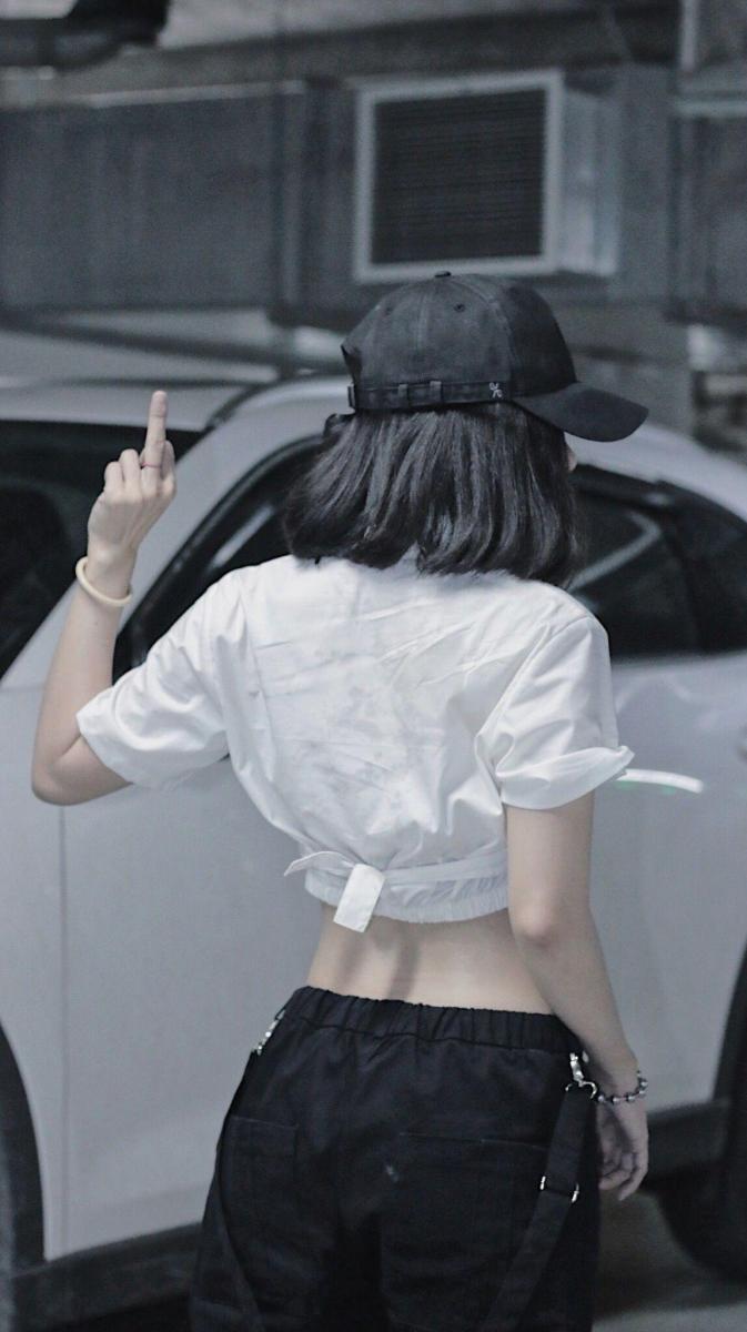 Top gái xinh trong áo crop top lung linh