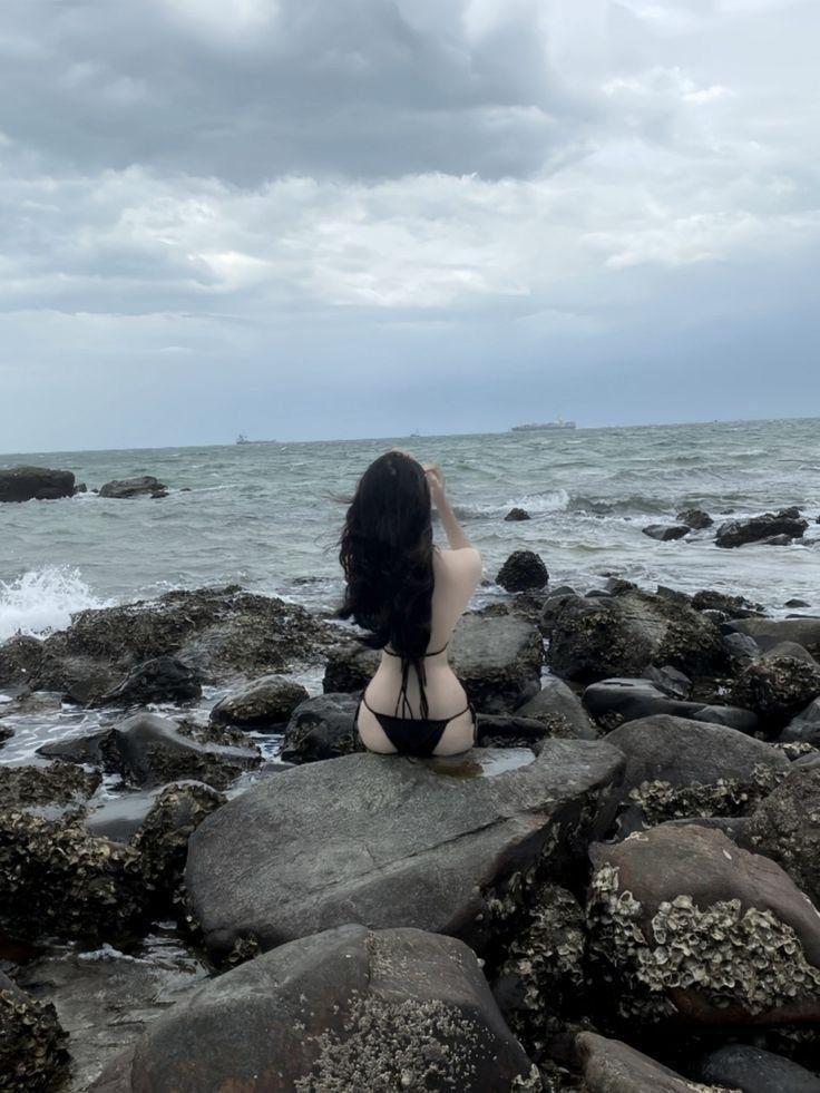 Gái xinh đắm say bên bãi biển