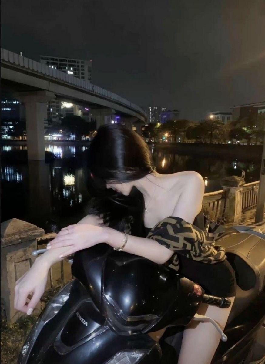 Ảnh gái Hàn xinh và ảnh gái hơi xinh trên xe máy