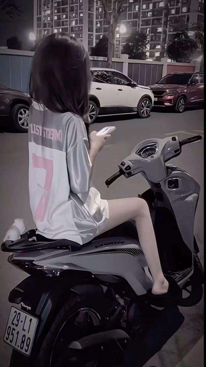 Gái xinh sexy bên xe tay ga đẹp