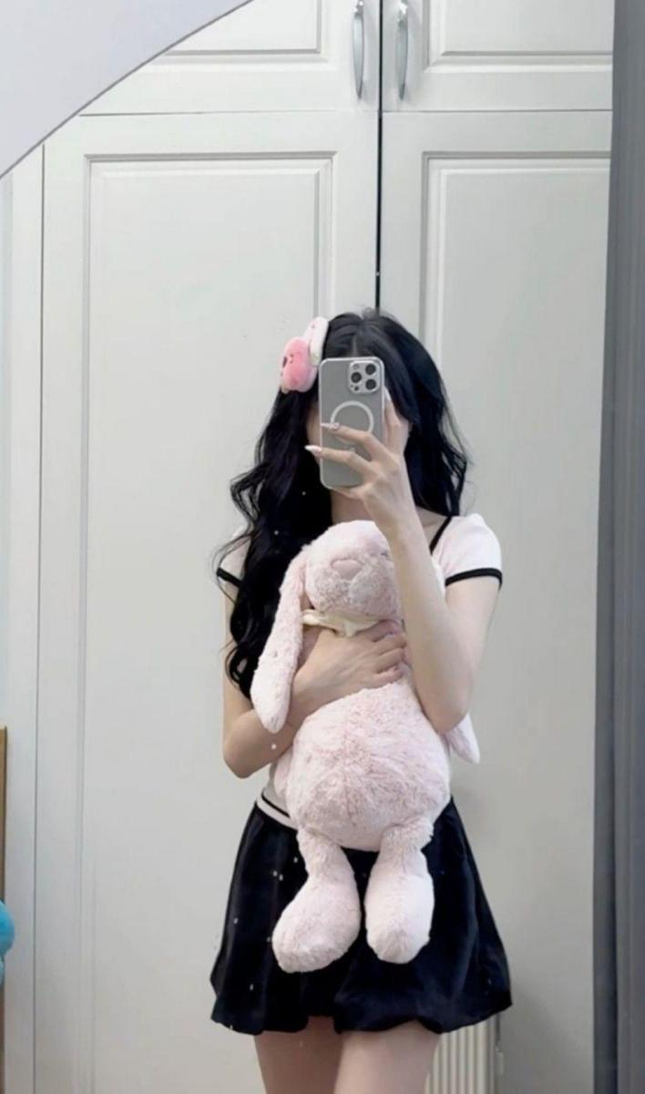 Gái Xinh Đi Chơi Với Tóc Đen, cô gái Xinh Xắn