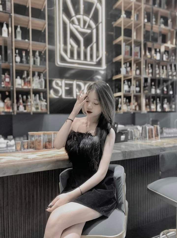 Ảnh con gái xinh đẹp ngầu đang uống cóc rượu