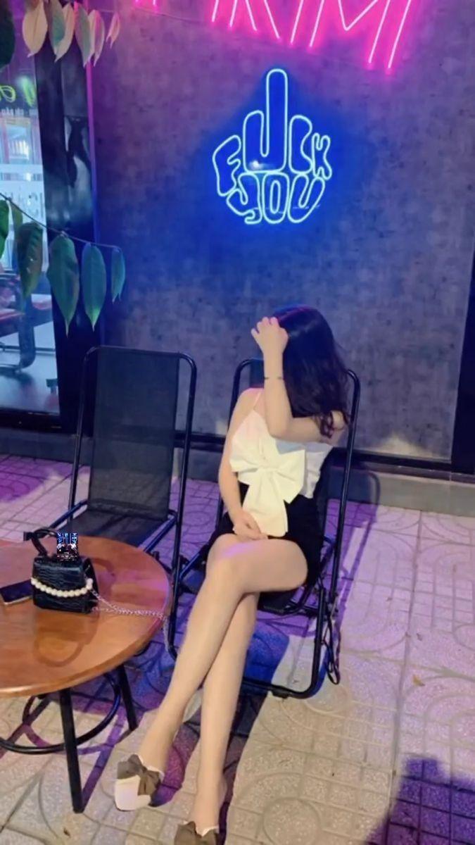 Ảnh gái xinh ngầu gợi cảm với đèn neon