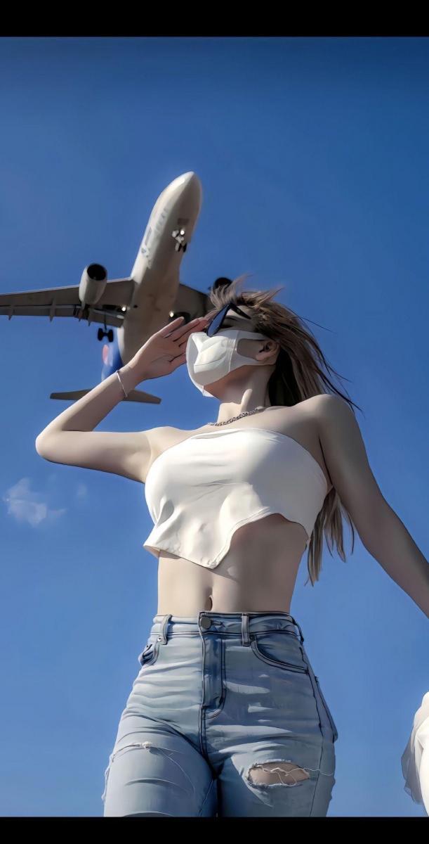 Gái xinh đeo kính ngầu trong bộ ảnh TikTok