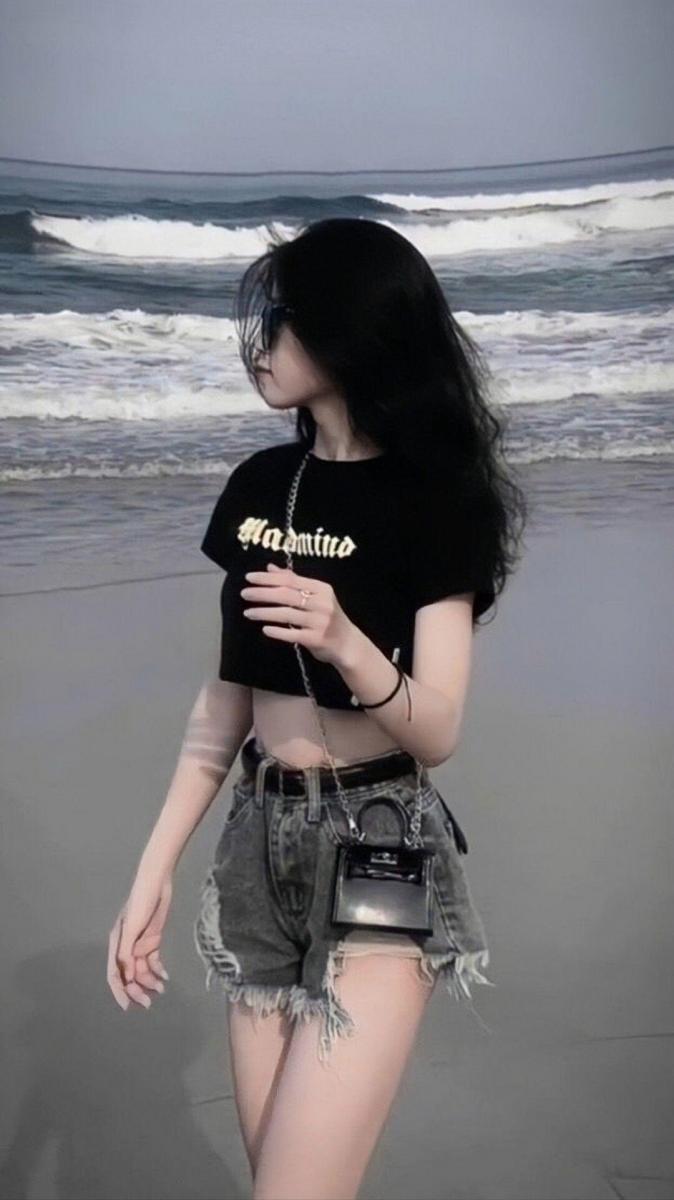 Ảnh gái xinh kute nằm trong bộ đồ thật lung linh