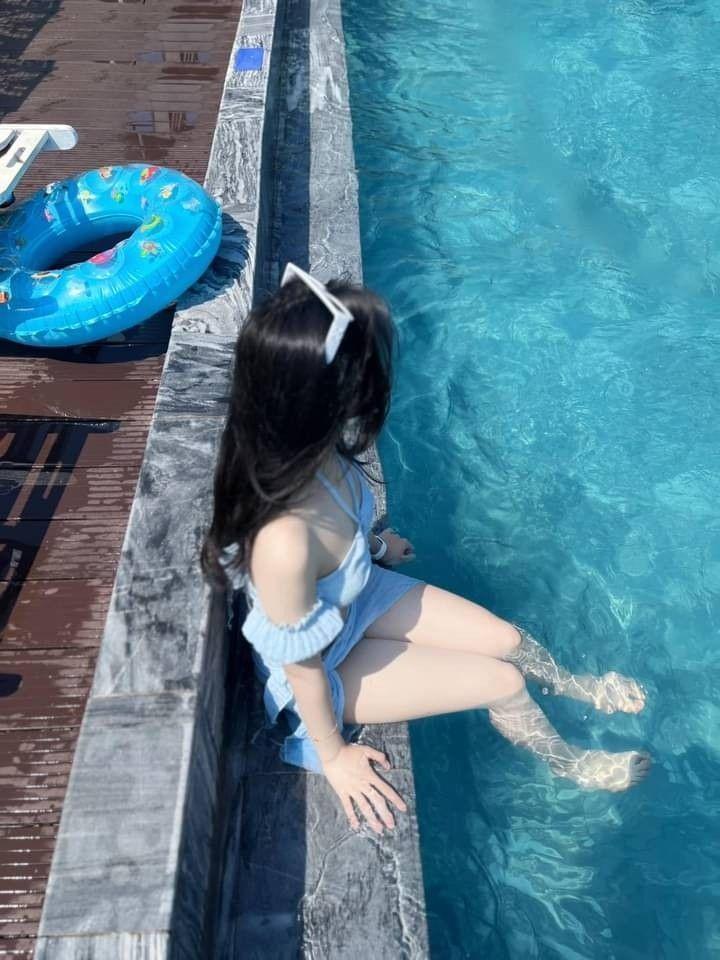 cô gái xinh đi bơi trong mùa hè