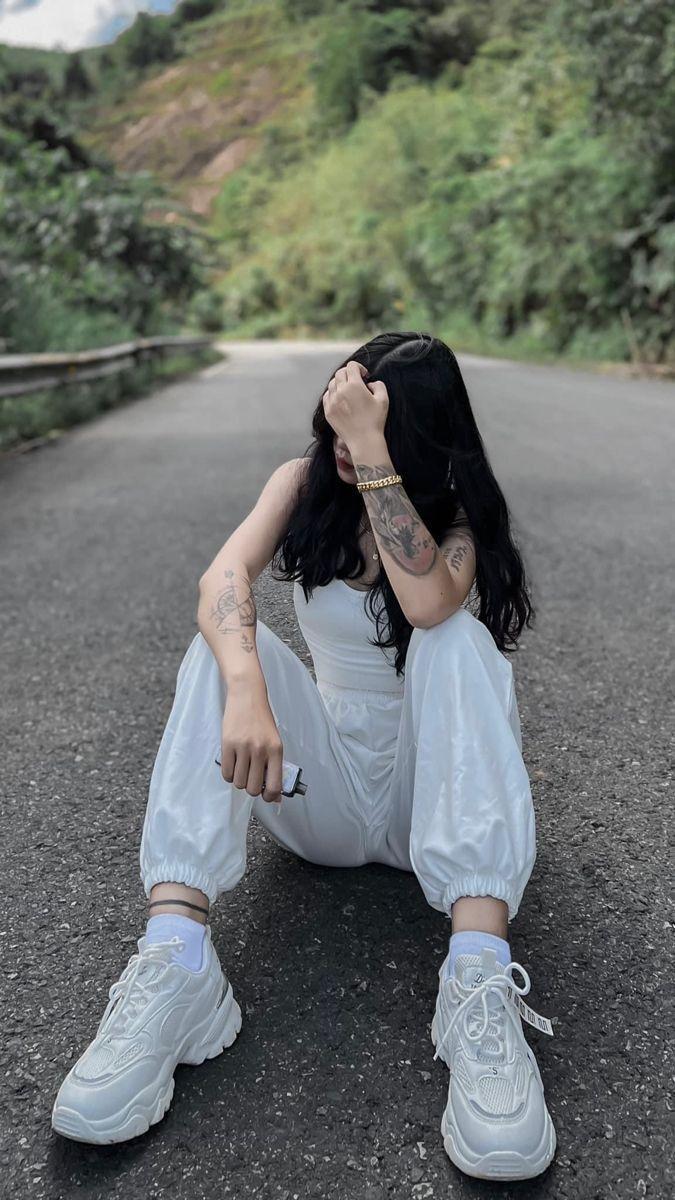 Gái xinh cởi trần trong thời trang giày thể thao