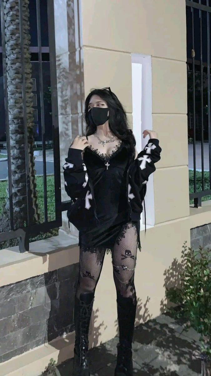 Gái xinh 2k8 và 2k9 trong thời trang giày tóc đen