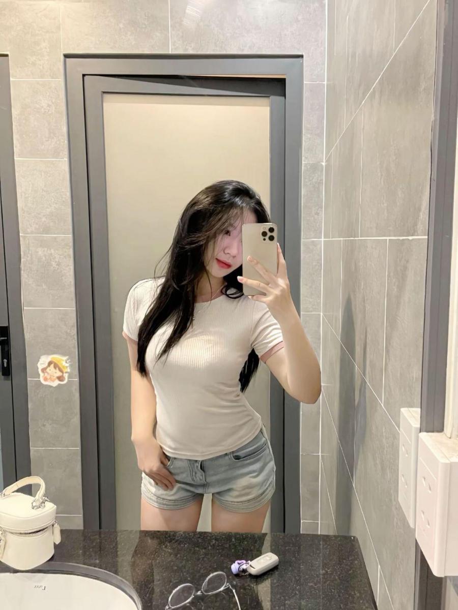 Ảnh gái xinh dáng ngon khoe sắc đẹp tóc đen
