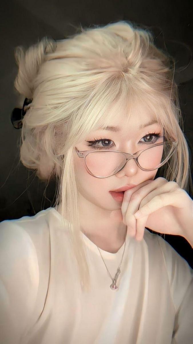 Gái xinh đeo mắt kính ngầu với tóc cam