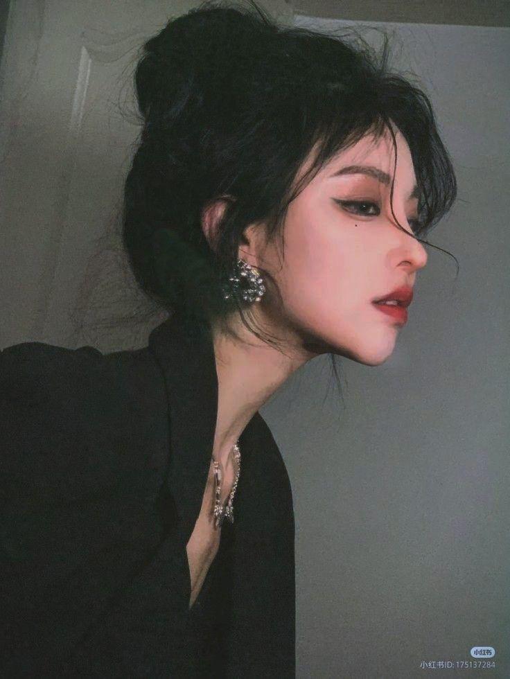 Gái xinh đẹp với tóc đen ngầu