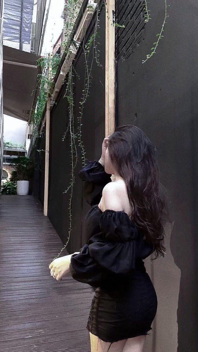 Gái xinh đang ngủ trên ban công