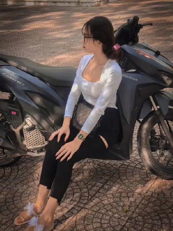 Gái xinh đang ngủ bên xe tay ga