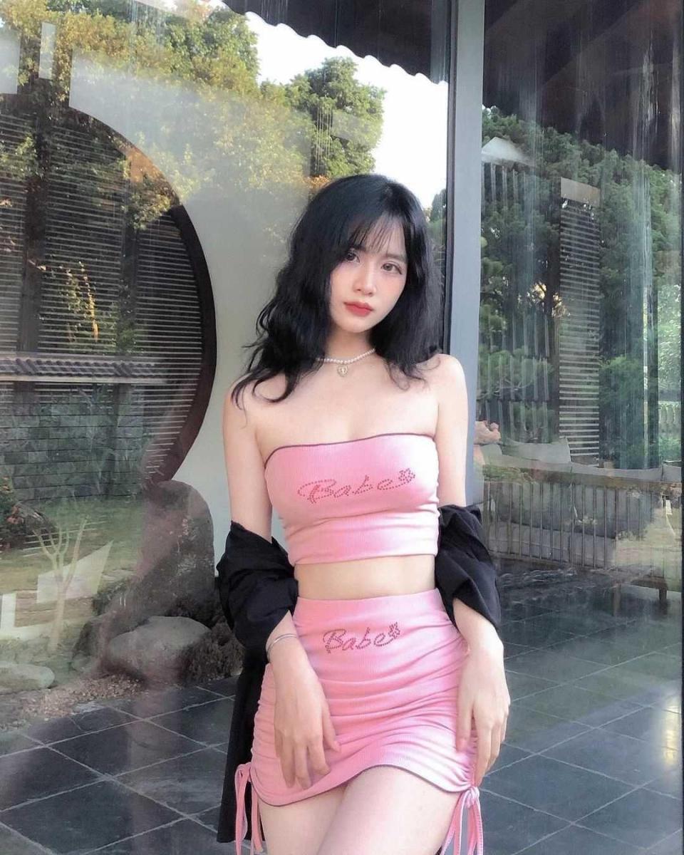Cô gái xinh đẹp trong bộ sưu tập thời trang Khánh Linh