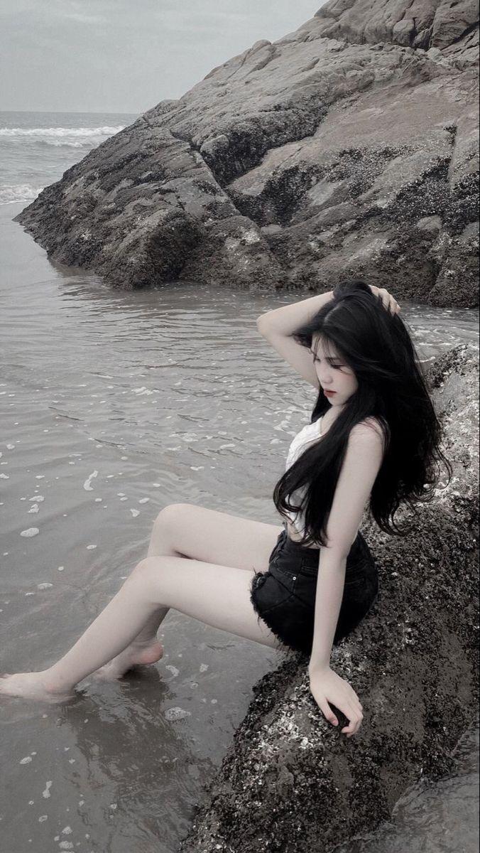 Ảnh gái xinh trắng ngầu với tóc đen thời trang
