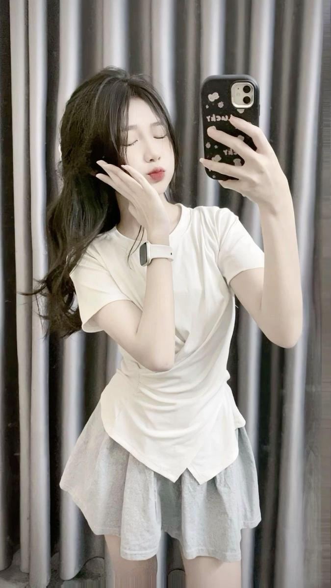 Cô gái xinh xắn trong áo cổ sắc đẹp