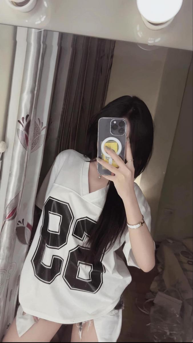 Ảnh gái xinh đi tắm với áo gương điện thoại di động