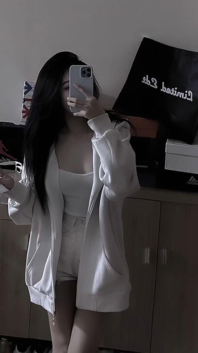 Gái xinh thay đồ với áo tóc đen thật lung linh
