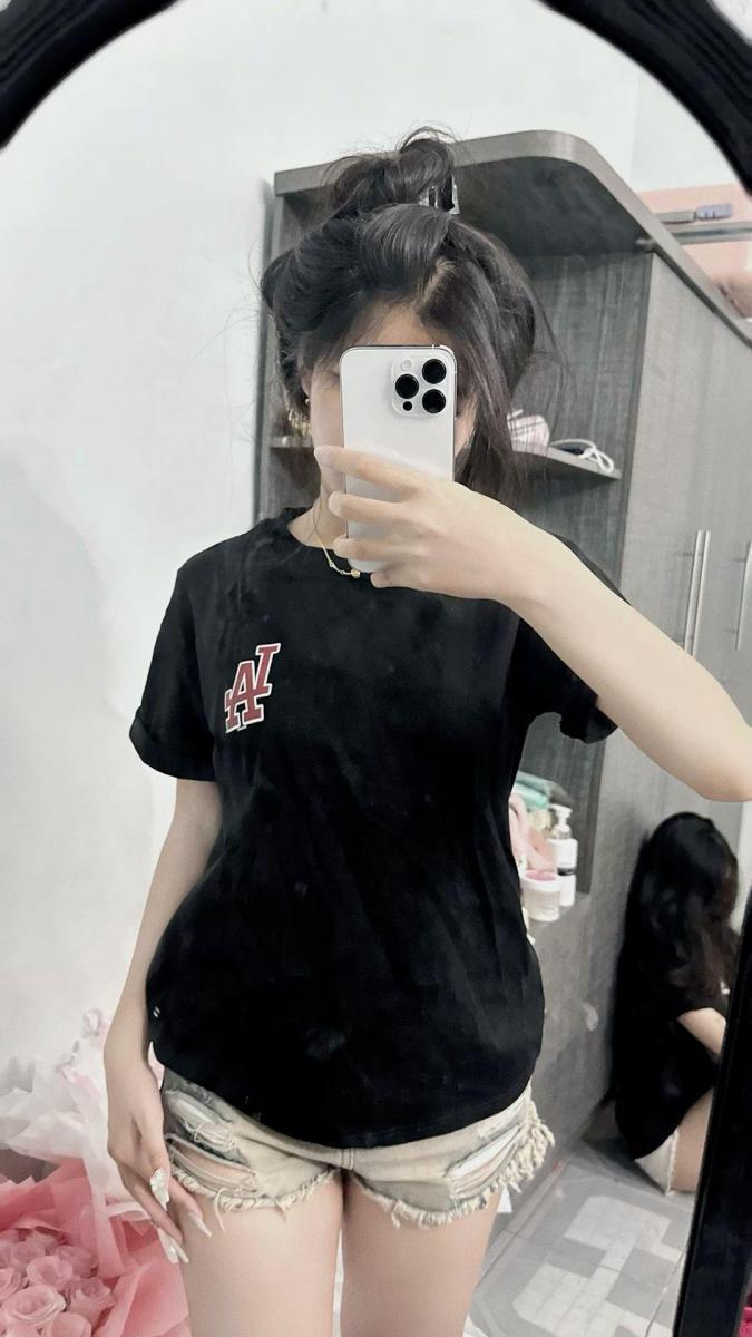 Gái xinh cởi áo khoe vẻ đẹp thời trang