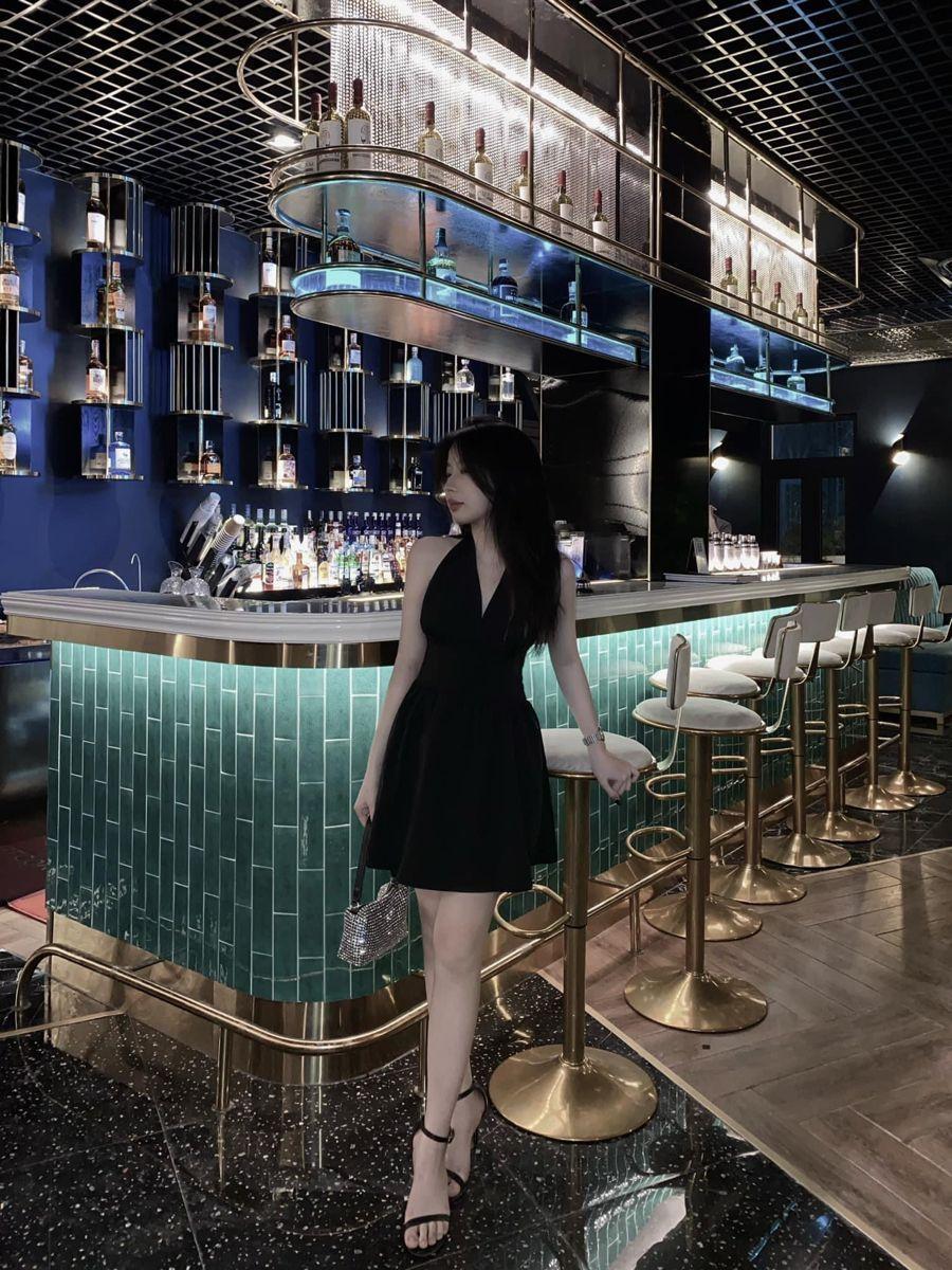 Ảnh gái xinh khoe hàng đẹp tại nhà hàng
