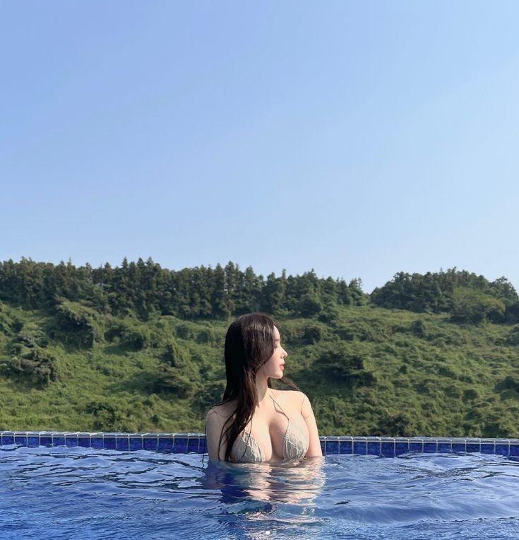 Gái đẹp giải trí vui vẻ với hình vẽ gái xinh