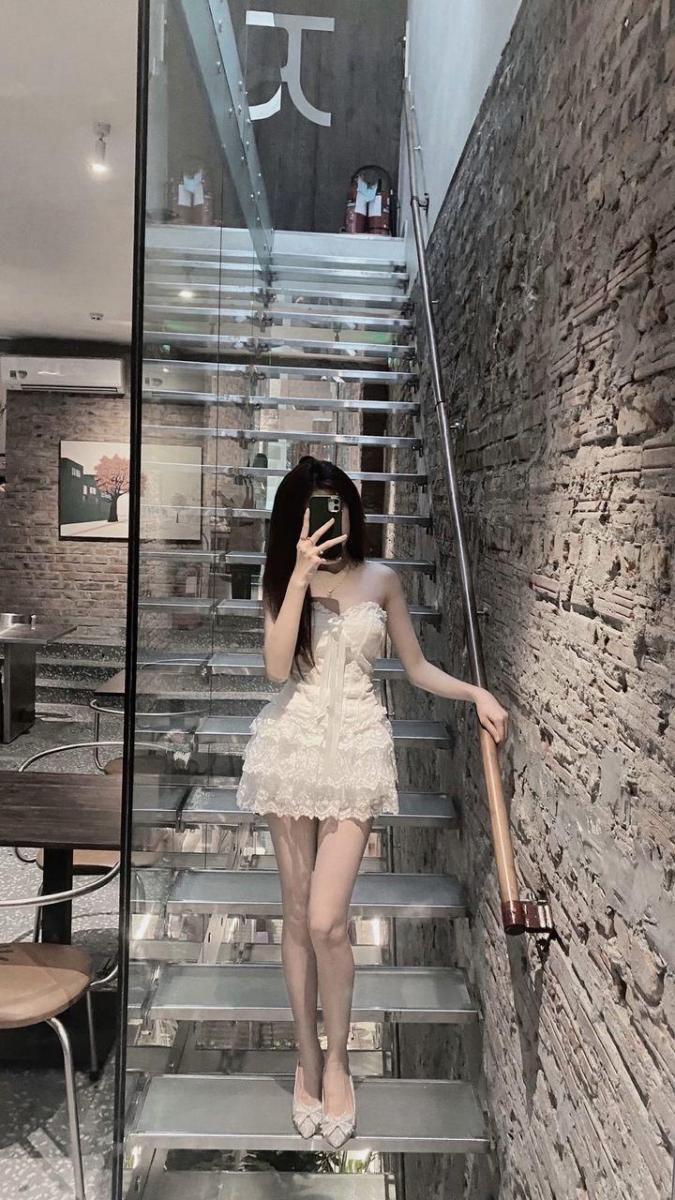 Ảnh gái xinh thời trang cầu thang đẹp nhất