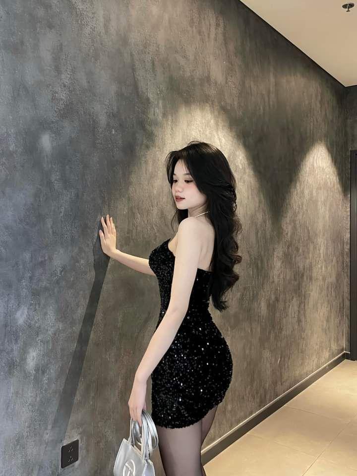 Gái xinh khoe thời trang đầm đen trên Facebook