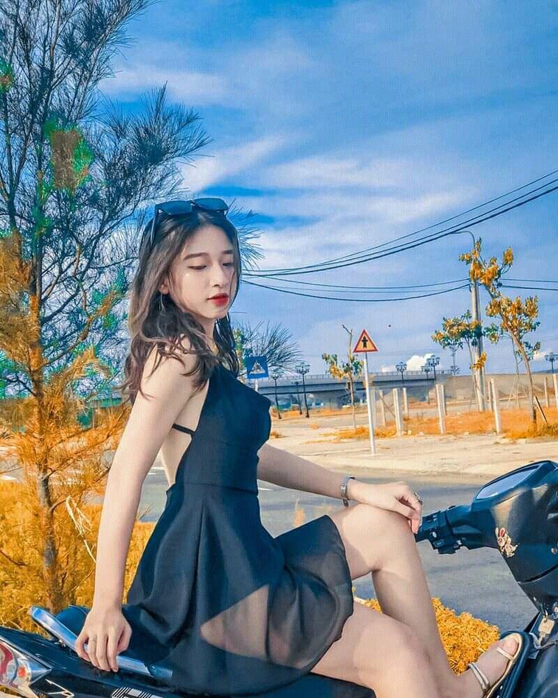 Ảnh gái xinh tóc ngắn cute trong thời trang đen