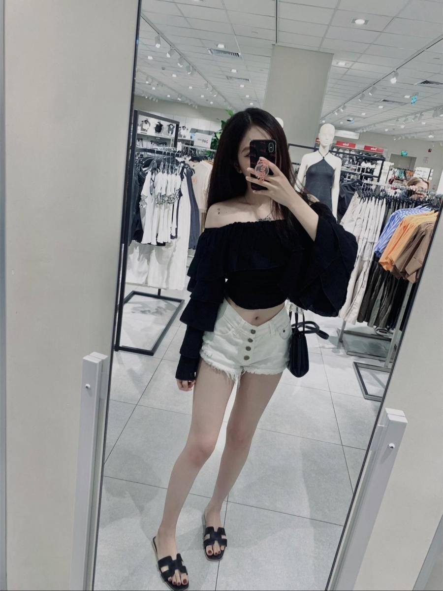Gái xinh cởi quần trong bộ sưu tập thời trang