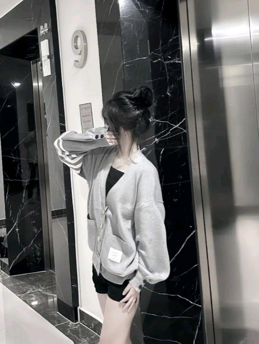 Gái xinh ff trong thời trang gương thẳng