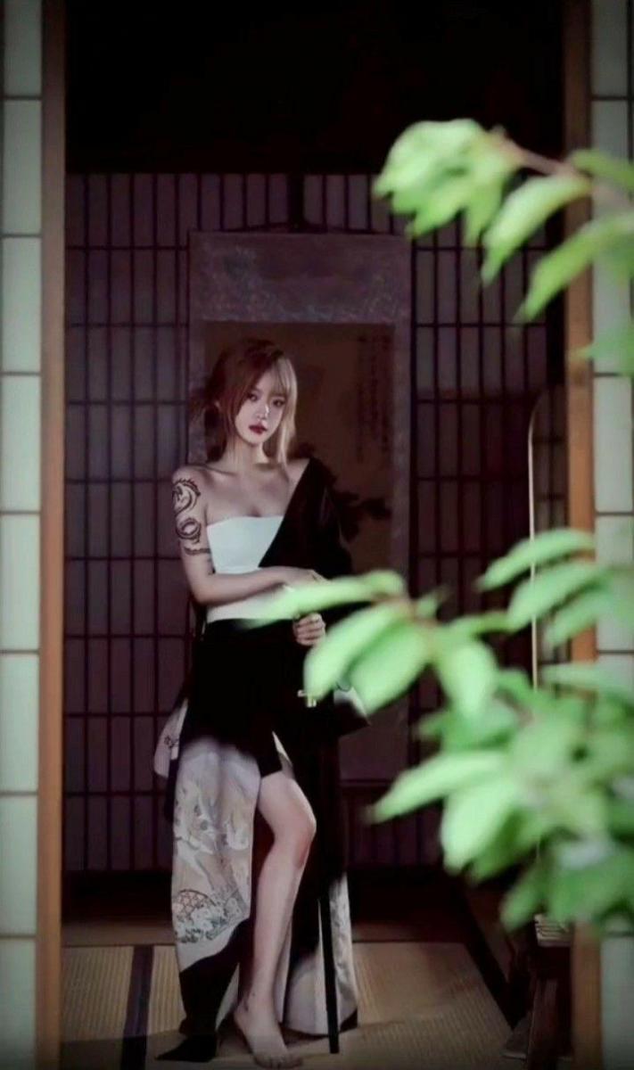 Gái xinh hot com trong thời trang mới